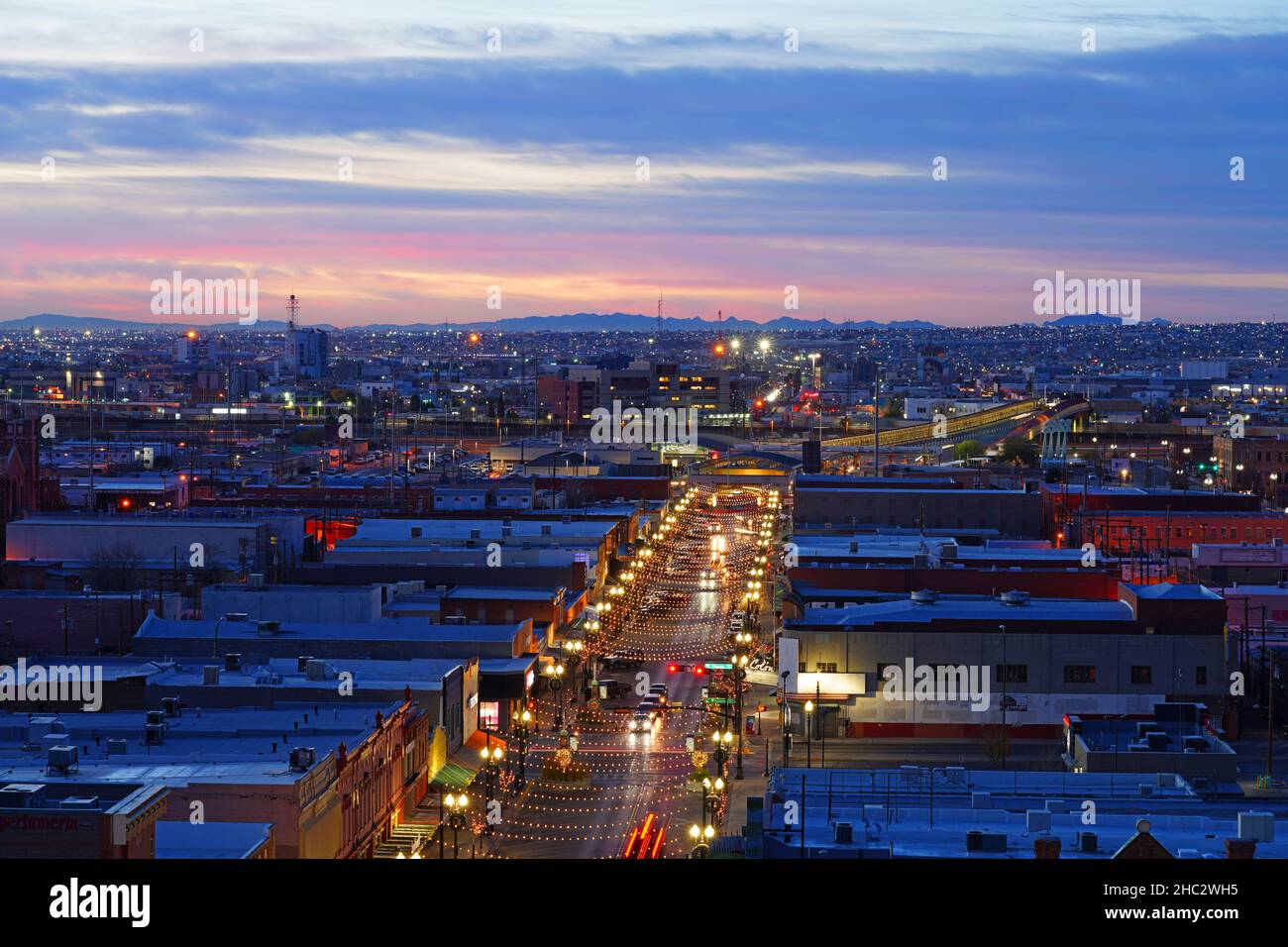 EL PASO, TX -15 DEC 2021- Vista delle città di El Paso, Texas e Ciudad Juarez, Messico, e il confine tra Stati Uniti e Messico visto dal centro di El Pa Foto Stock