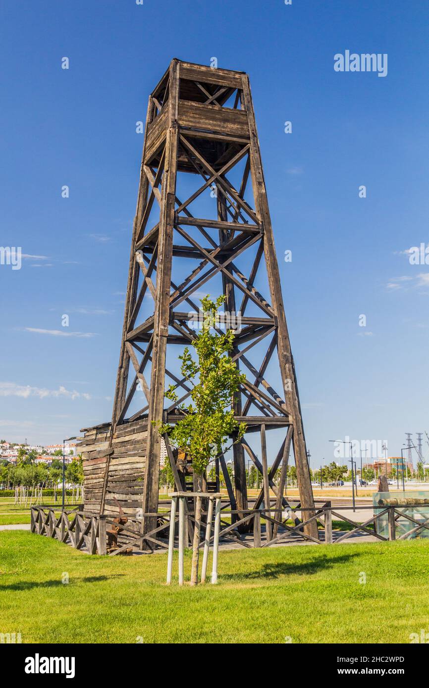 Il primo pozzo petrolifero industrialmente perforato del mondo dal 1846 situato a Baku, in Azerbaigian Foto Stock