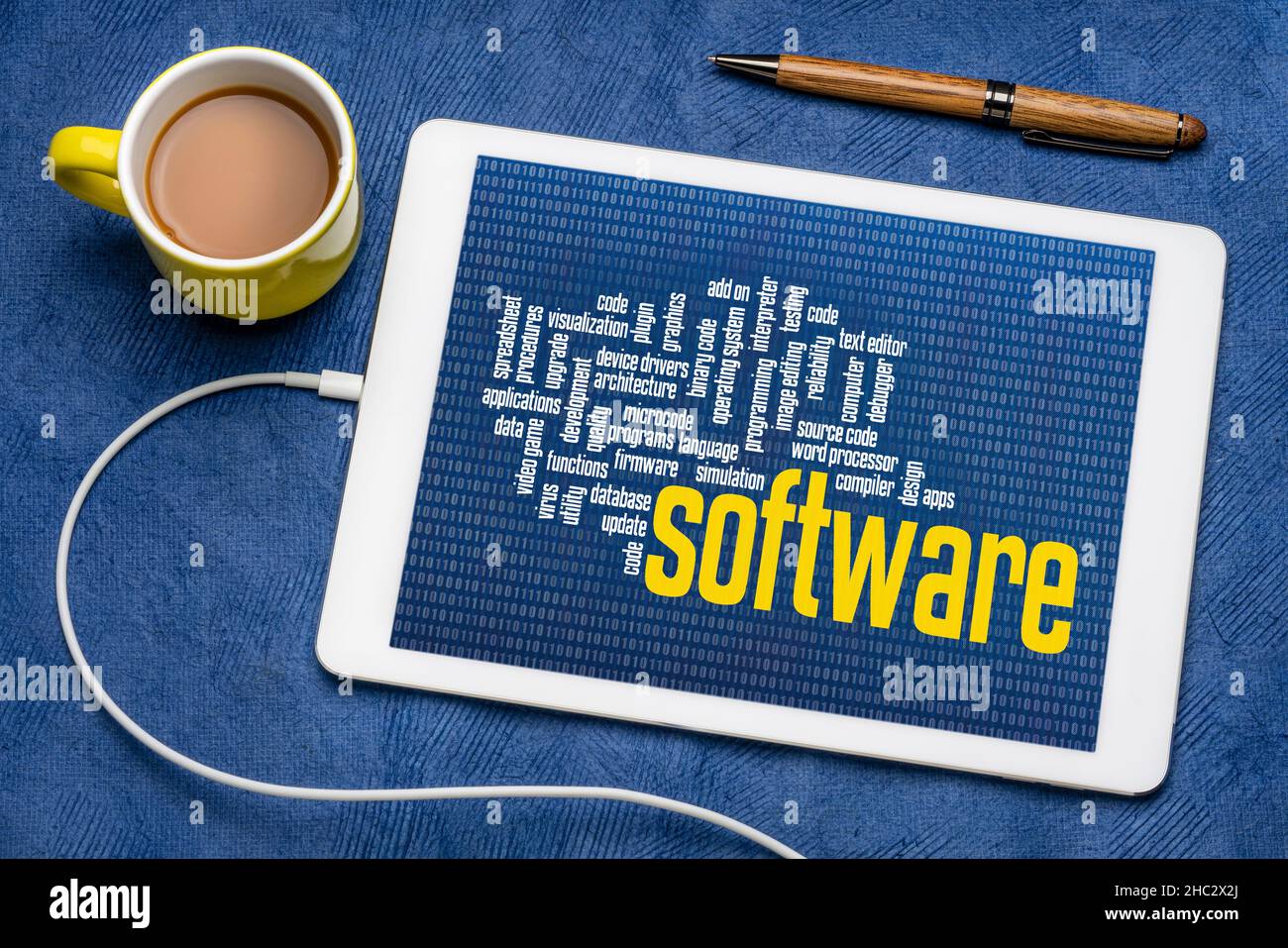 software per computer word cloud con zero uno sfondo binario su tablet digitale con una tazza di caffè, tecnologia e concetto aziendale Foto Stock
