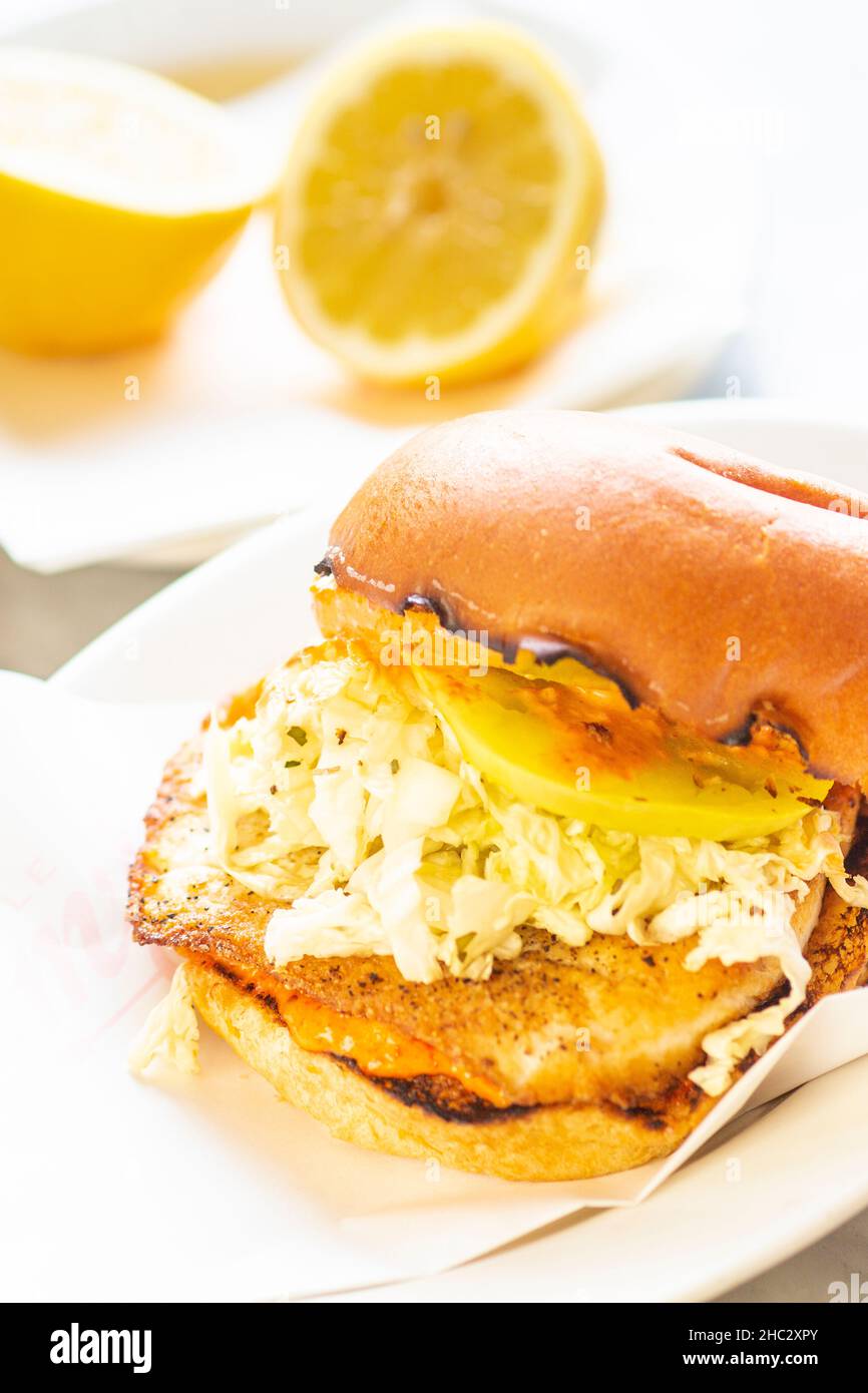 Sandwich di pesce scottato con cavolo di Savoia, pomodoro in salamoia e gili aioli calabresi su una brioche tostata Foto Stock
