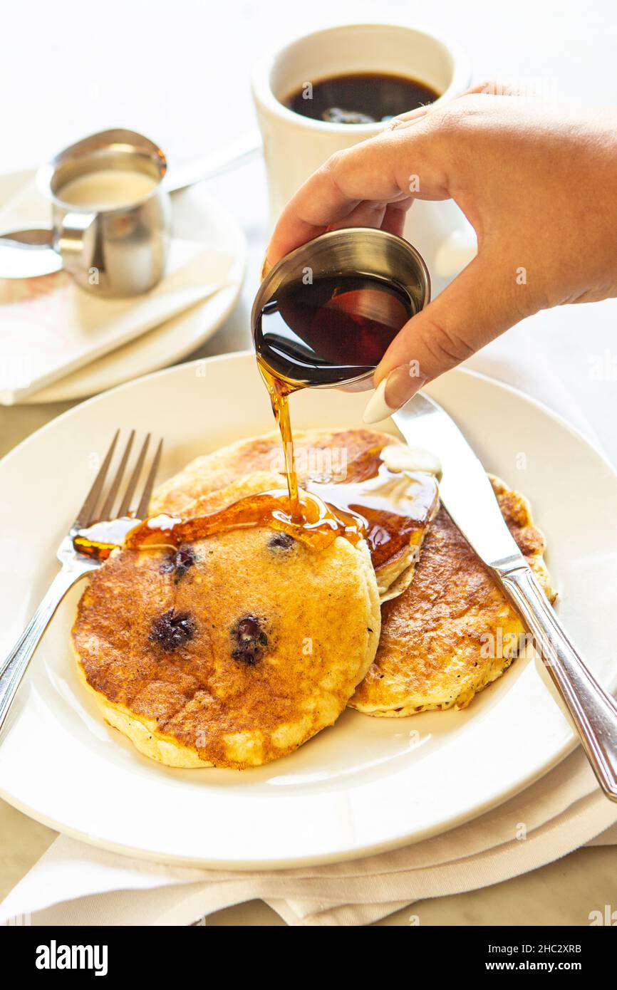 pancake alla ricotta di mirtilli e una tazza di caffè per colazione Foto Stock