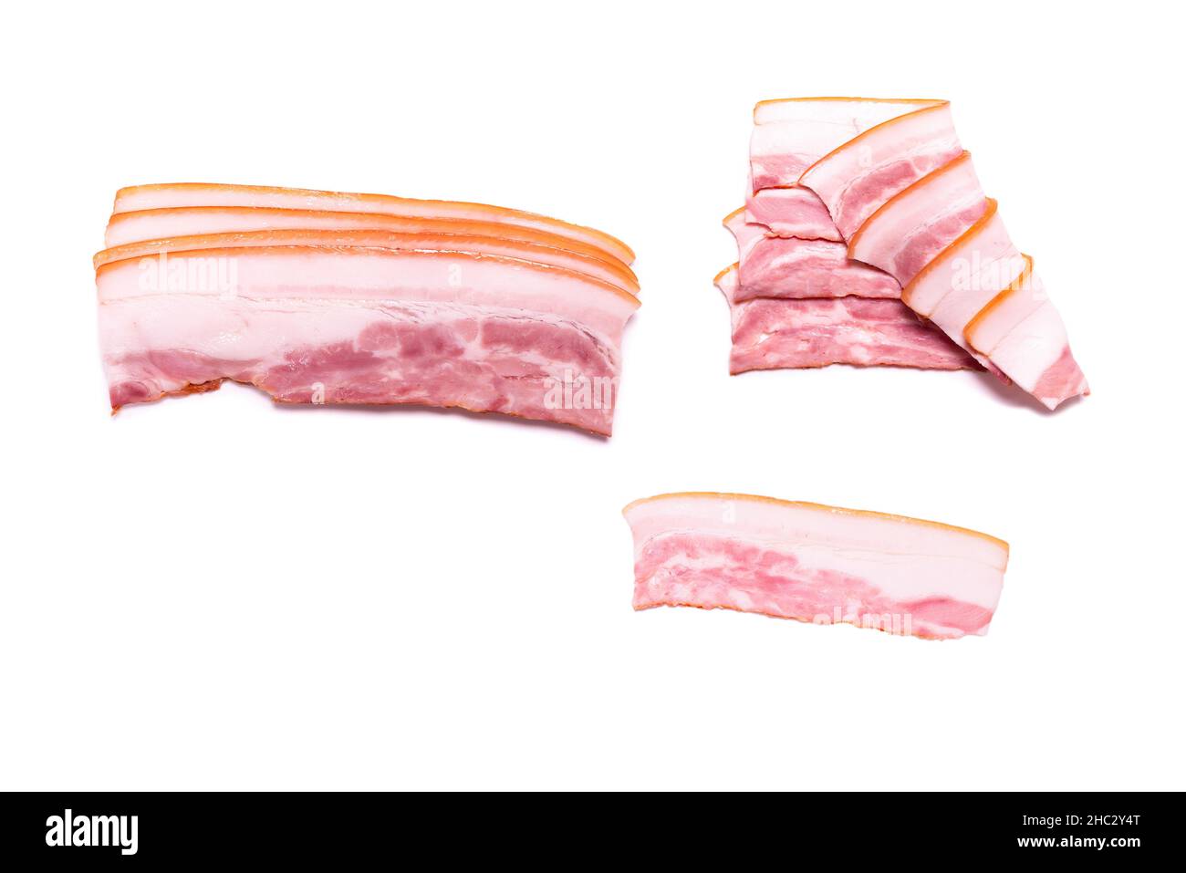 Fette di pancetta cruda isolate su sfondo bianco. Vista dall'alto. Foto Stock