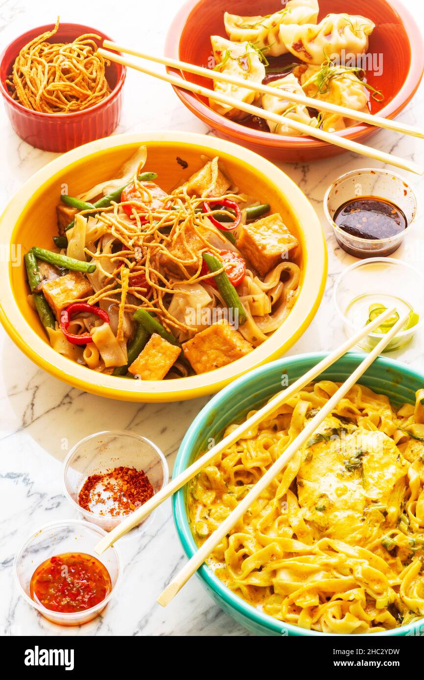 Northern Thai Curry Noodles, Hangover Noodles e Jiaozi Potsticker, Barbara, California, avvolti a mano da Mama Foto Stock