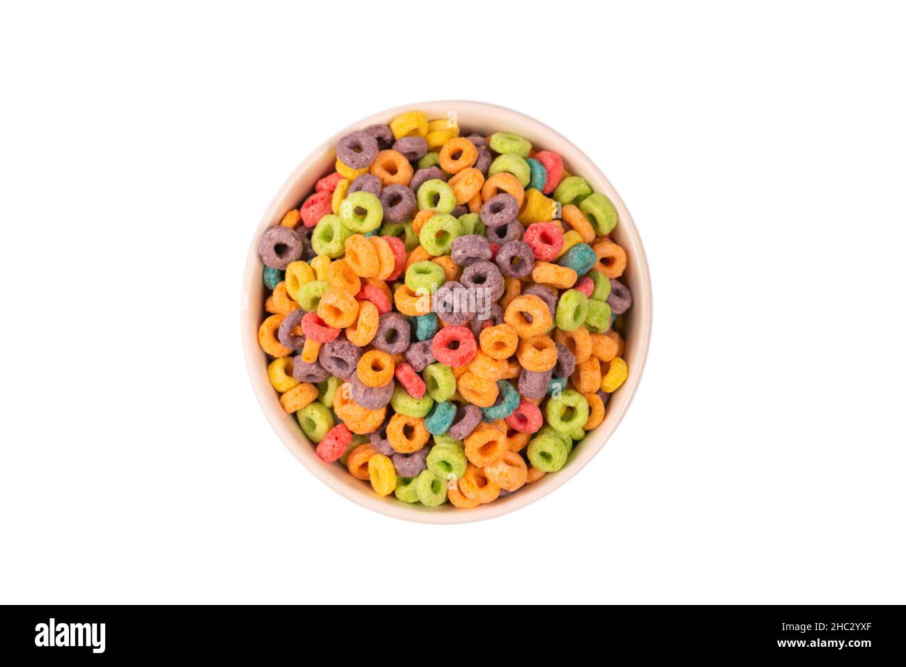 Anelli colorati i cereali fuoriescono in una ciotola. Colazione. Isolato su sfondo bianco. Foto Stock