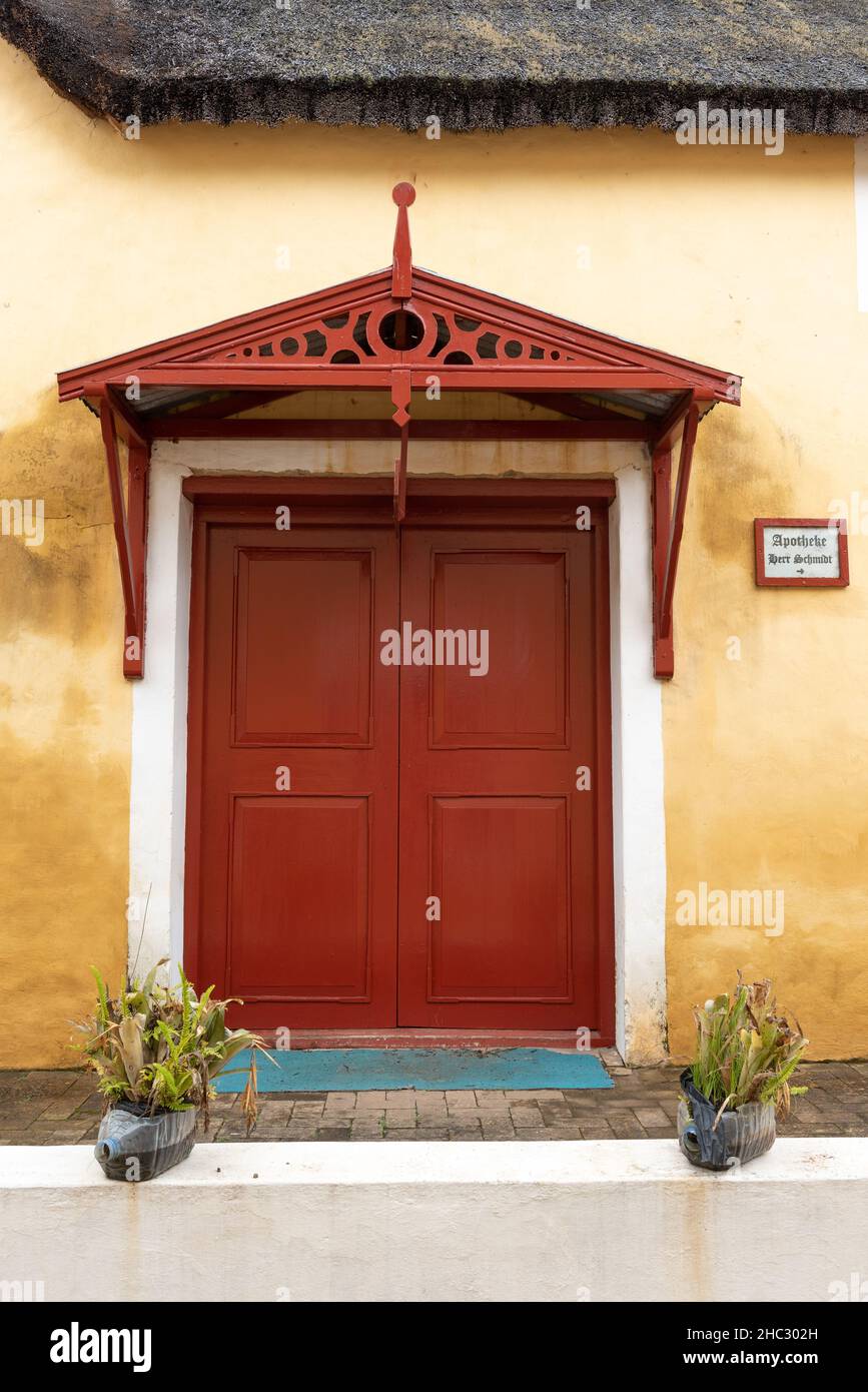 Dettaglio di una porta e di una porta decorativa che si aggrappano alla Missione Morava a Genadendal, Overberg, Capo Occidentale, Sudafrica, 23 dicembre 2021. Foto Stock