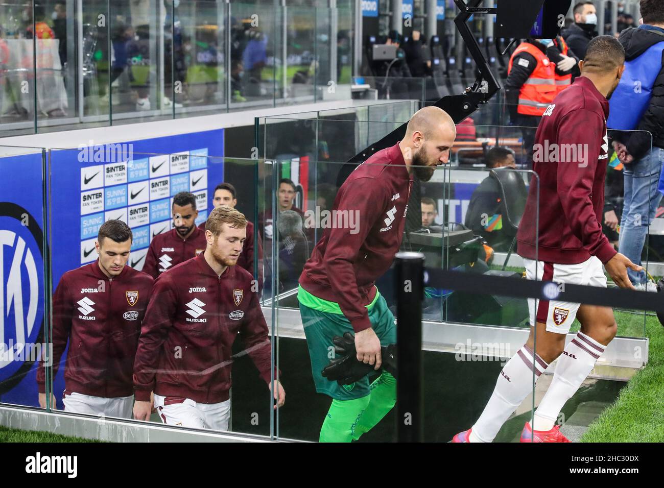 Milano, Italia. 22nd Dic 2021. Vanja Milinkovic-Savic del Torino FC e finanziatori del Torino FC durante la Serie A 2021/22 partite di calcio tra FC Internazionale e Torino FC allo Stadio Giuseppe Meazza di Milano il 22 dicembre 2021 Credit: Independent Photo Agency/Alamy Live News Foto Stock