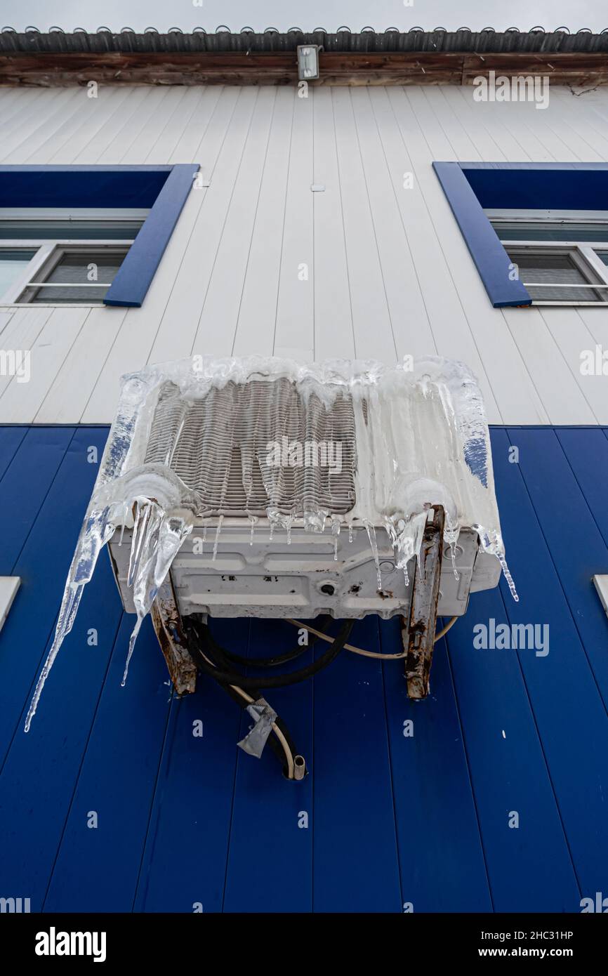 vecchio condizionatore d'aria appeso all'esterno in ghiaccioli in inverno.  Foto di alta qualità Foto stock - Alamy