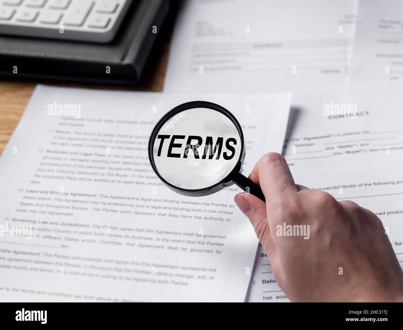 Studio dei termini del concetto di contratto di affari. Lente di ingrandimento Foto Stock