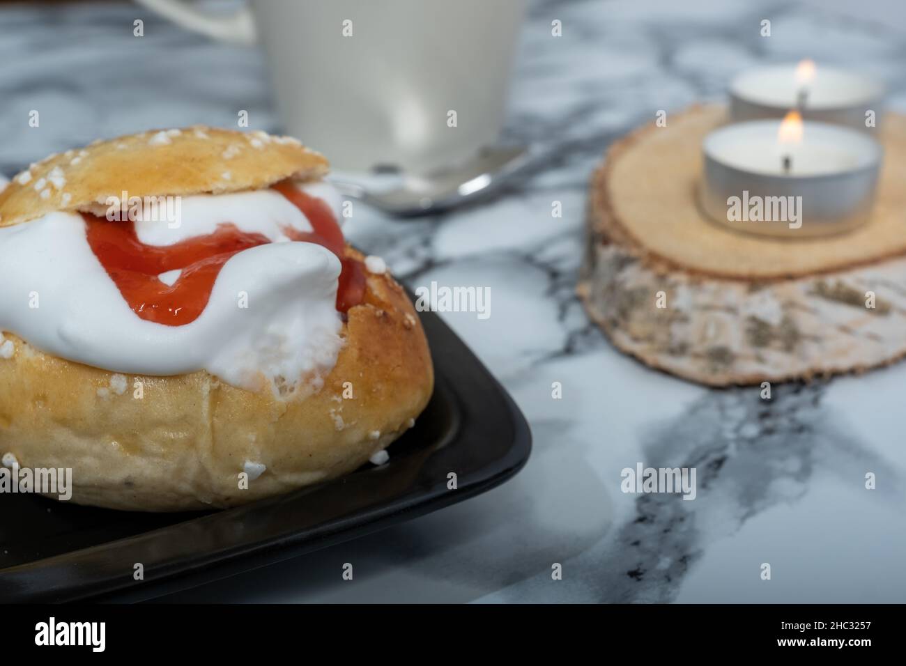Helsinki / Finlandia - 12 DICEMBRE 2021: Primo piano di panini tradizionali finlandesi con panna montata. Foto Stock