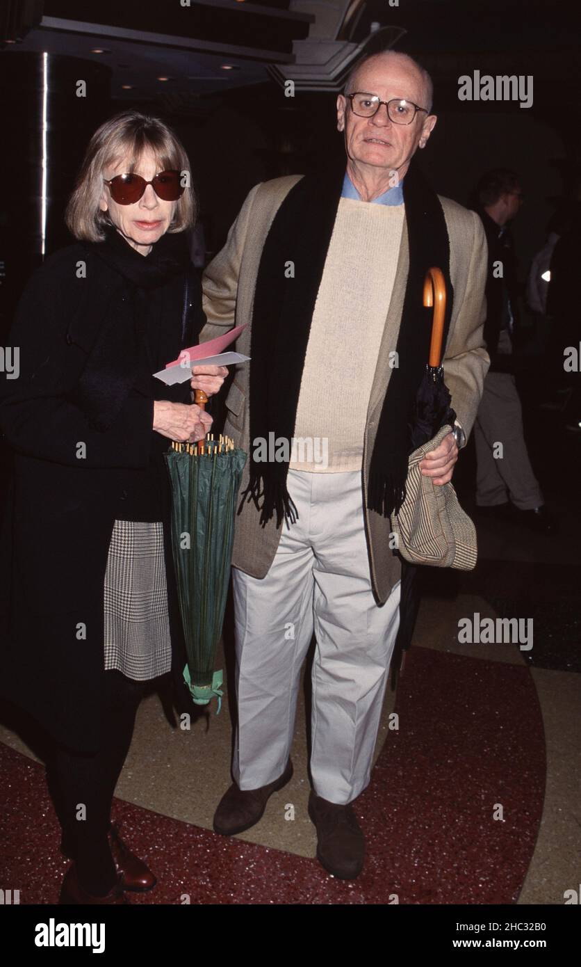 **FOTO DEL FILE** Joan Didion è passato via. Joan Didion e John Gregory Dunne partecipano alla prima di 'Agnes Brown' al Loews e-Walk Theatre di New York il 1 marzo 2000. Photo Credit: Henry McGee/MediaPunch Foto Stock