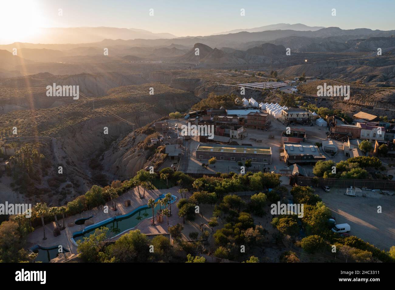 Vista aerea del parco a tema Oasys mini Hollywood nel deserto di Tabernas al Tramonto Foto Stock