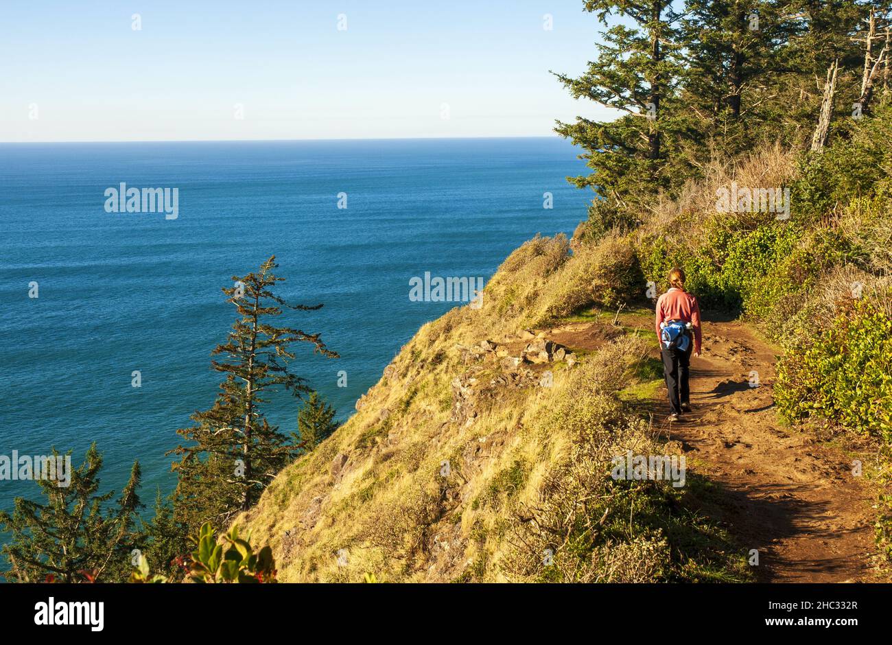 Single woman escursioni sopra la costa dell'Oregon. Foto Stock