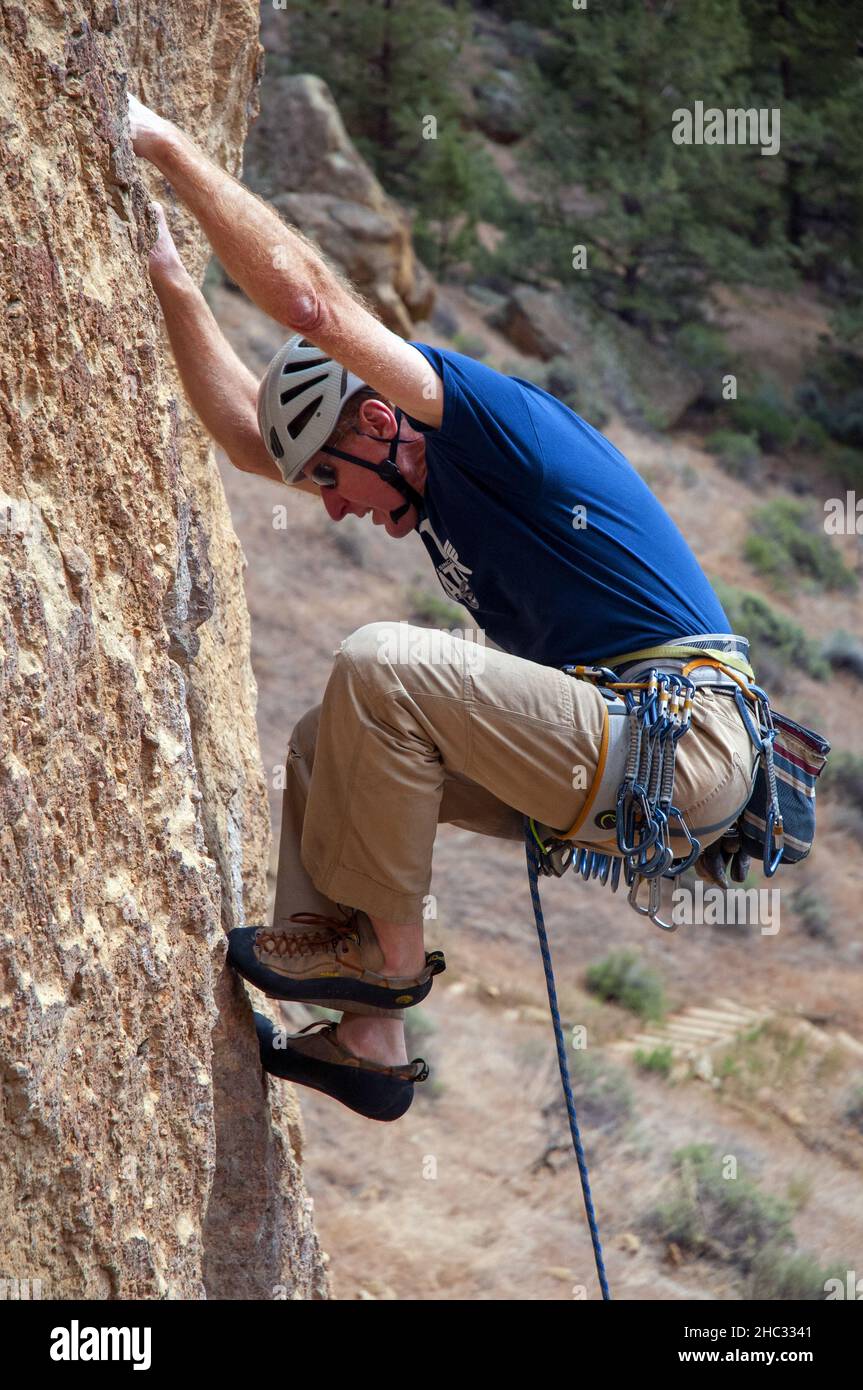 Scalatore di roccia maschile singolo allo Smith Rock state Park. Oregon Foto Stock
