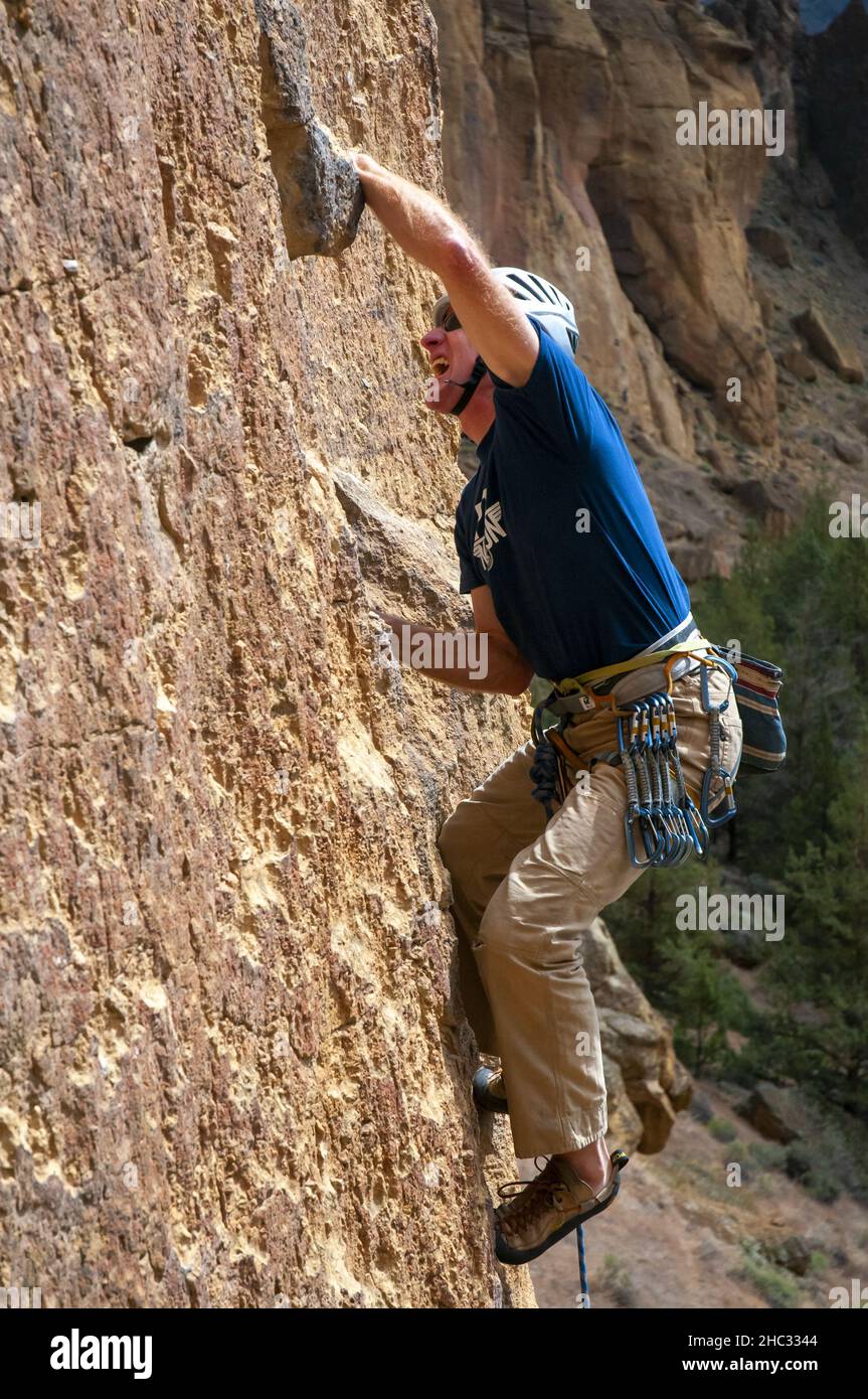 Scalatore di roccia maschile singolo allo Smith Rock state Park. Oregon Foto Stock