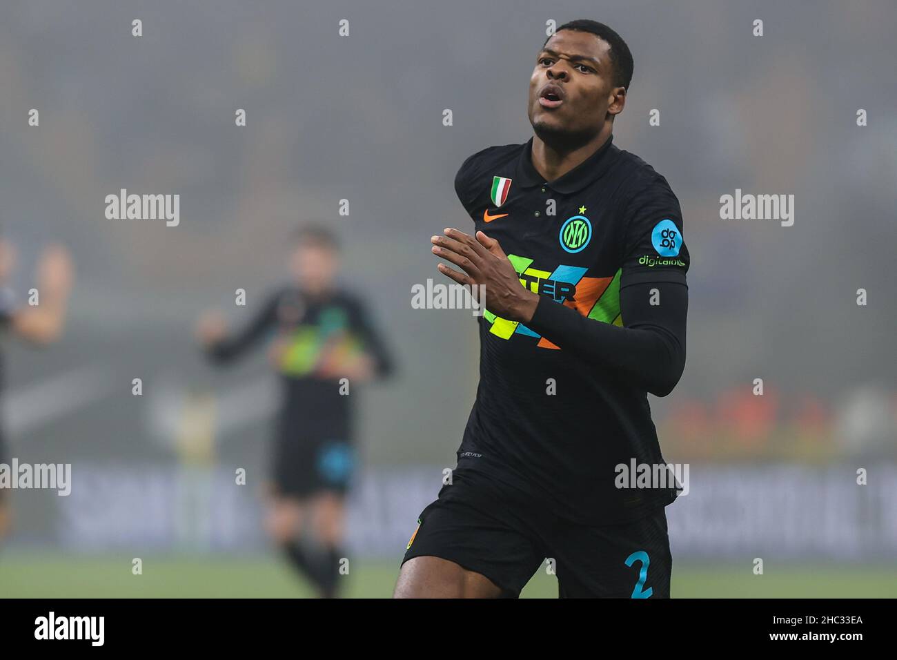 Denzel Dumfries del FC Internazionale festeggia dopo aver segnato un gol durante la Serie Una partita di calcio 2021/22 tra il FC Internazionale e il Torino FC Foto Stock