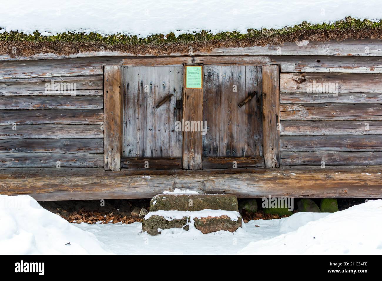 Due porte di Vidzeme granaio in due parti sotto la neve Foto Stock