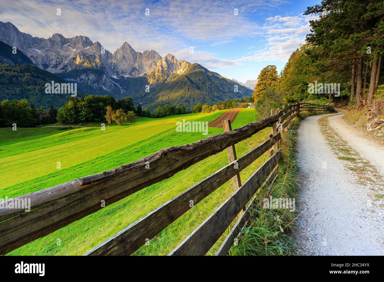 alba al Triglav Nationalpark, scenario di montagna con una cima di spik incandescente, vicino a Kranjska Gora, Slovenia Foto Stock