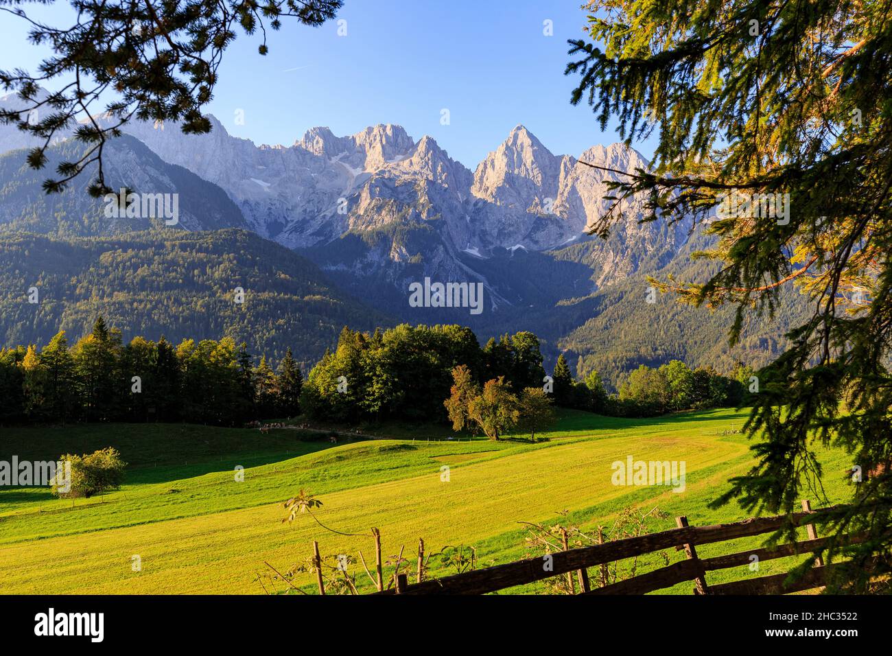 alba al Triglav Nationalpark, scenario di montagna con una cima di spik incandescente, vicino a Kranjska Gora, Slovenia Foto Stock