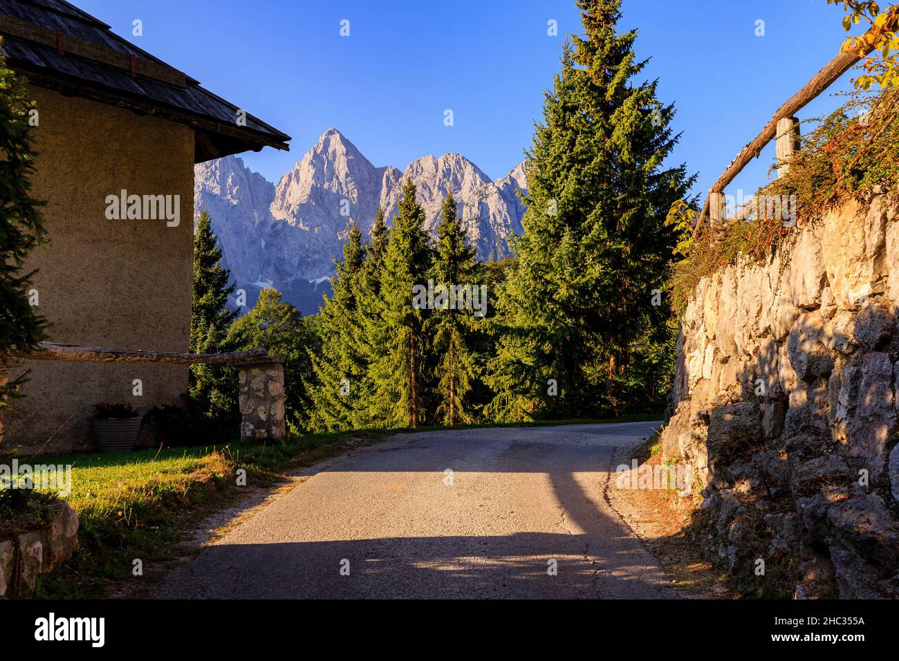 alba al Triglav Nationalpark, scenario di montagna con una cima di spik incandescente, vicino a Kranjska Gora, Slovenia Foto Stock