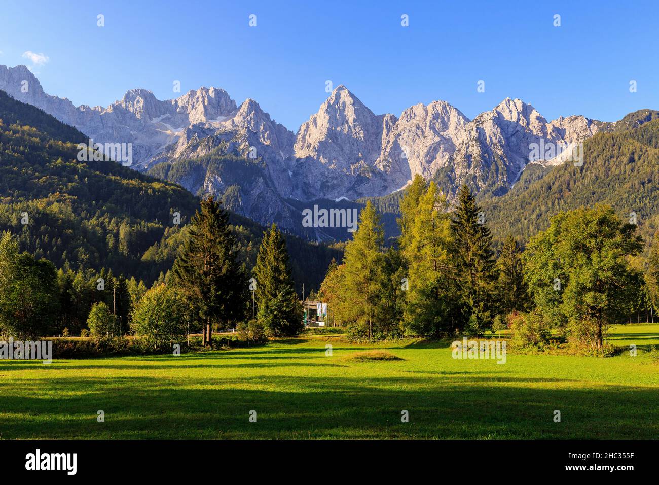 alba al Triglav Nationalpark, scenario di montagna con una cima di spik incandescente, vicino a Kranjska Gora, Slovenia Foto Stock