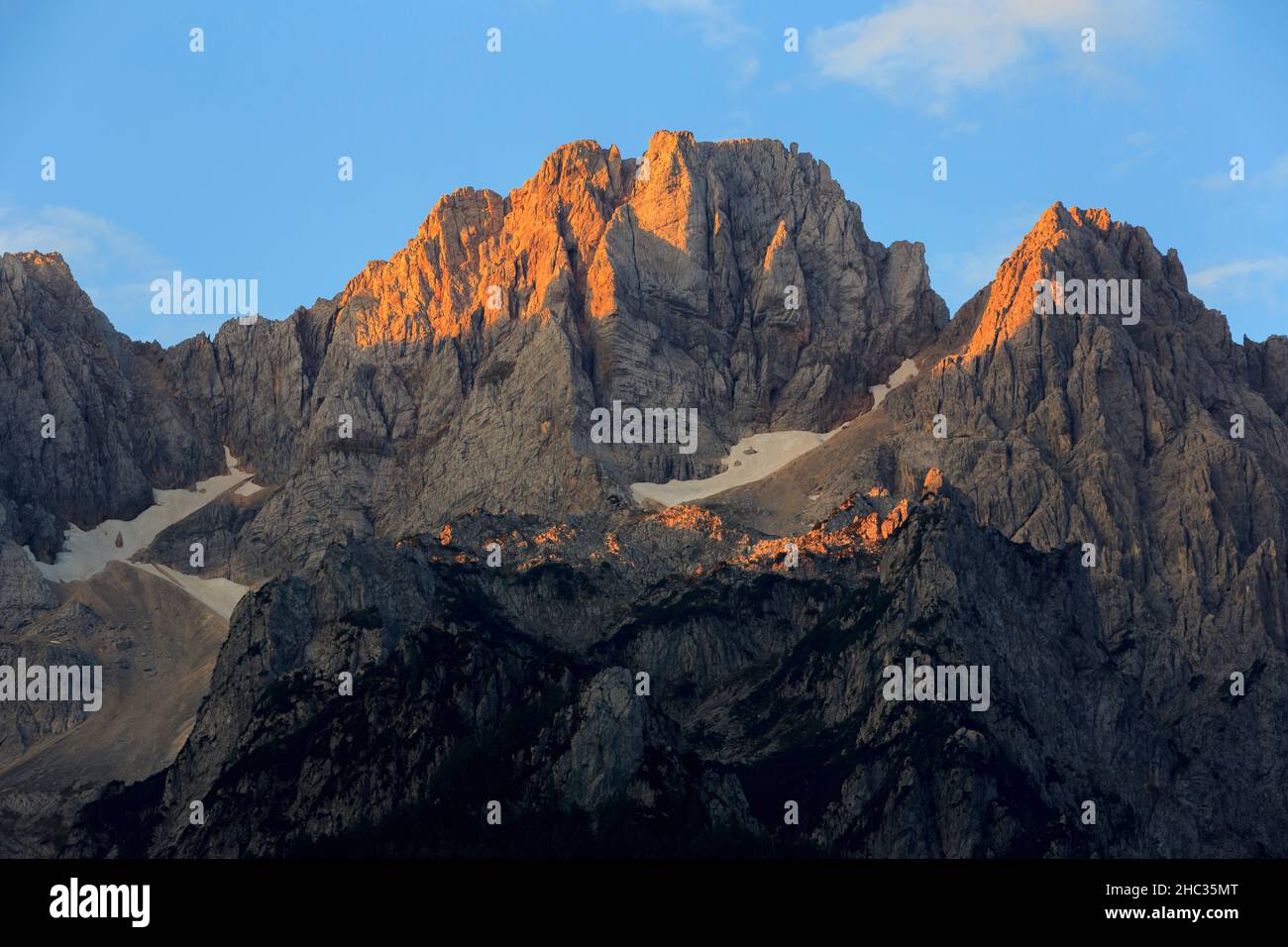 alba al Triglav Nationalpark, scenario di montagna con una cima di spik incandescente, vicino a Kranjska Gora, Slovenia Foto Stock