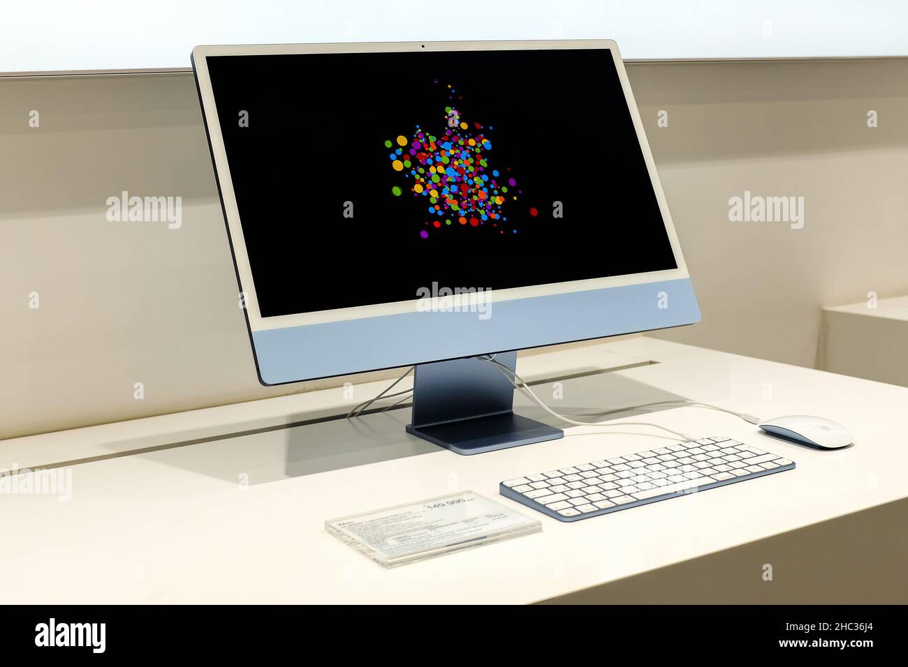 Apple iMac in Apple Store. Foto editoriale illuminante del nuovo iMac 24 pollici Apple (chip M1) Foto Stock
