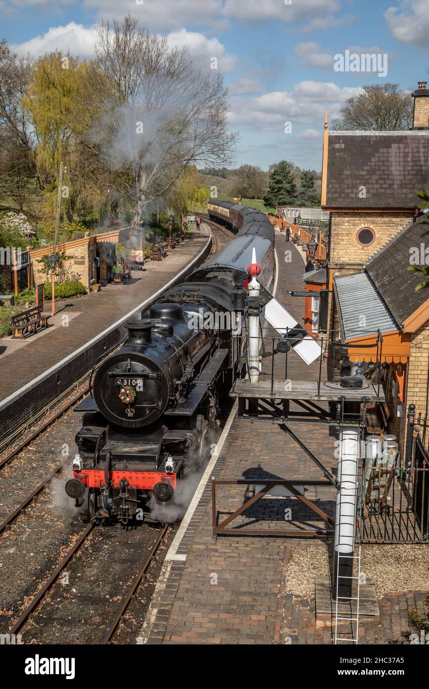 BR '4mt' 2-6-0 No. 43106 parte dalla stazione di Arley sulla ferrovia di Severn Valley, Worcestershire Foto Stock