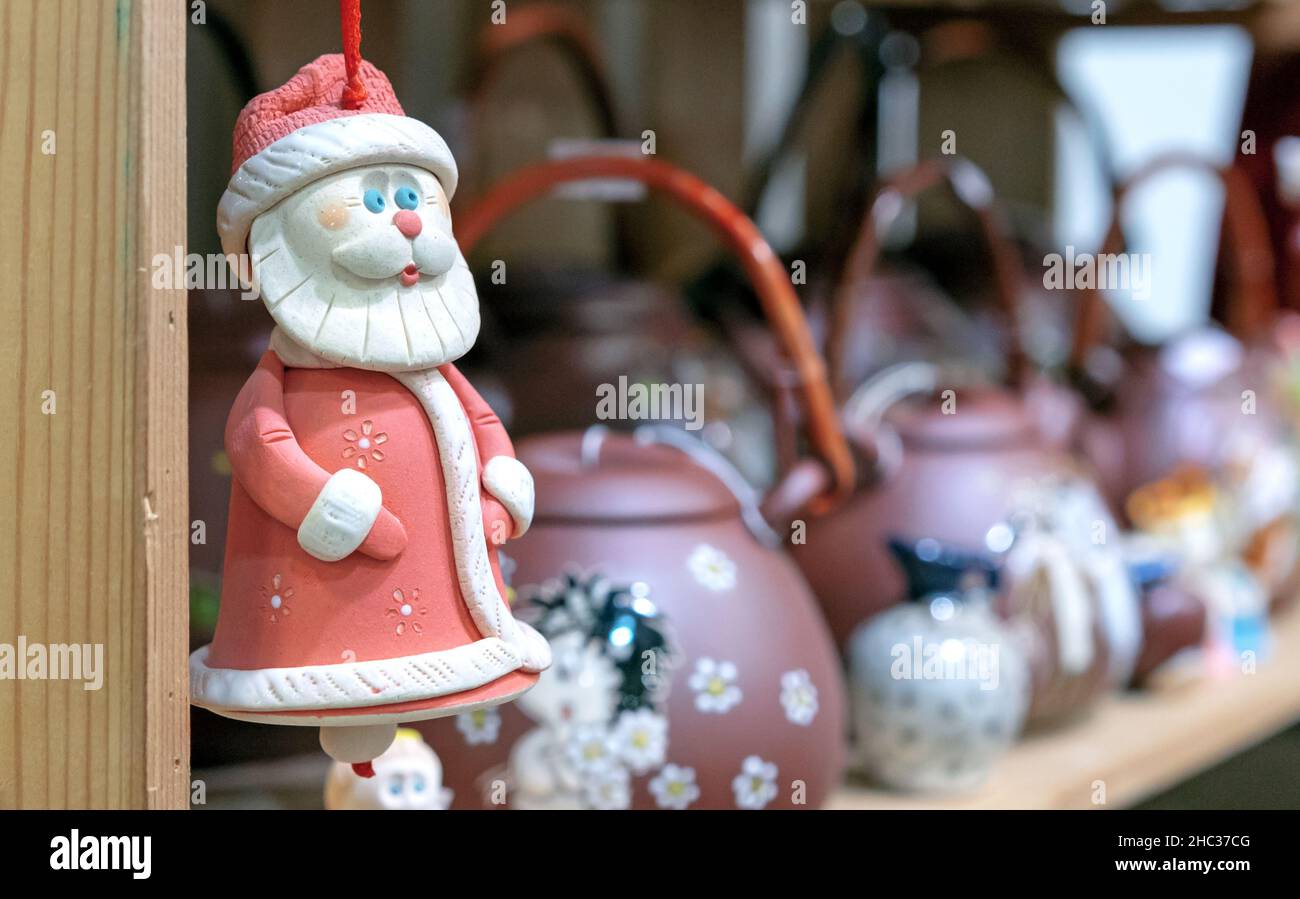 Figurine in ceramica di Babbo Natale o Padre Frost in un cappotto di pelliccia rossa. Foto Stock