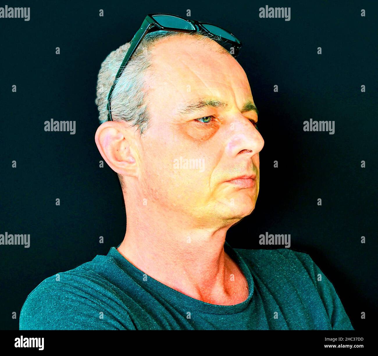 Ritratto creativo. Uomo di mezza età con occhiali. Ritratto di uomo maturo su sfondo nero. Spazio di copia Foto Stock