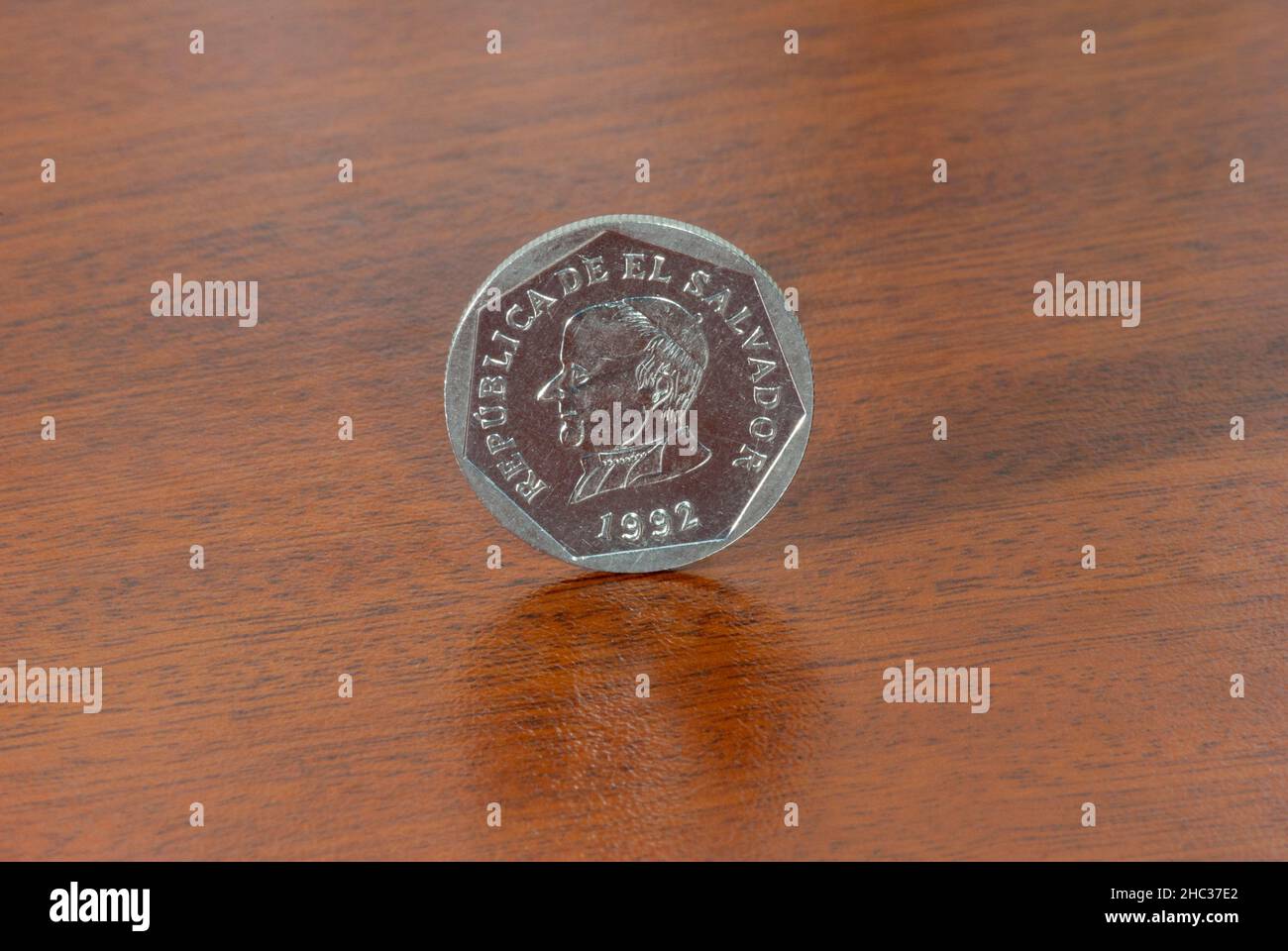 El Salvador moneta 25 centesimi 1992, valuta su legno texture. Foto Stock