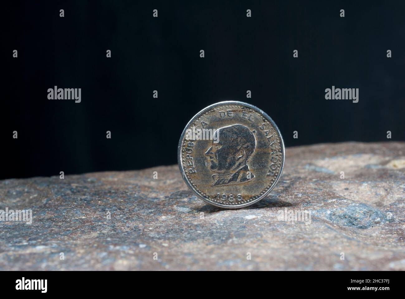 El Salvador moneta 25 centesimi 1986, valuta su pietra texture. Foto Stock