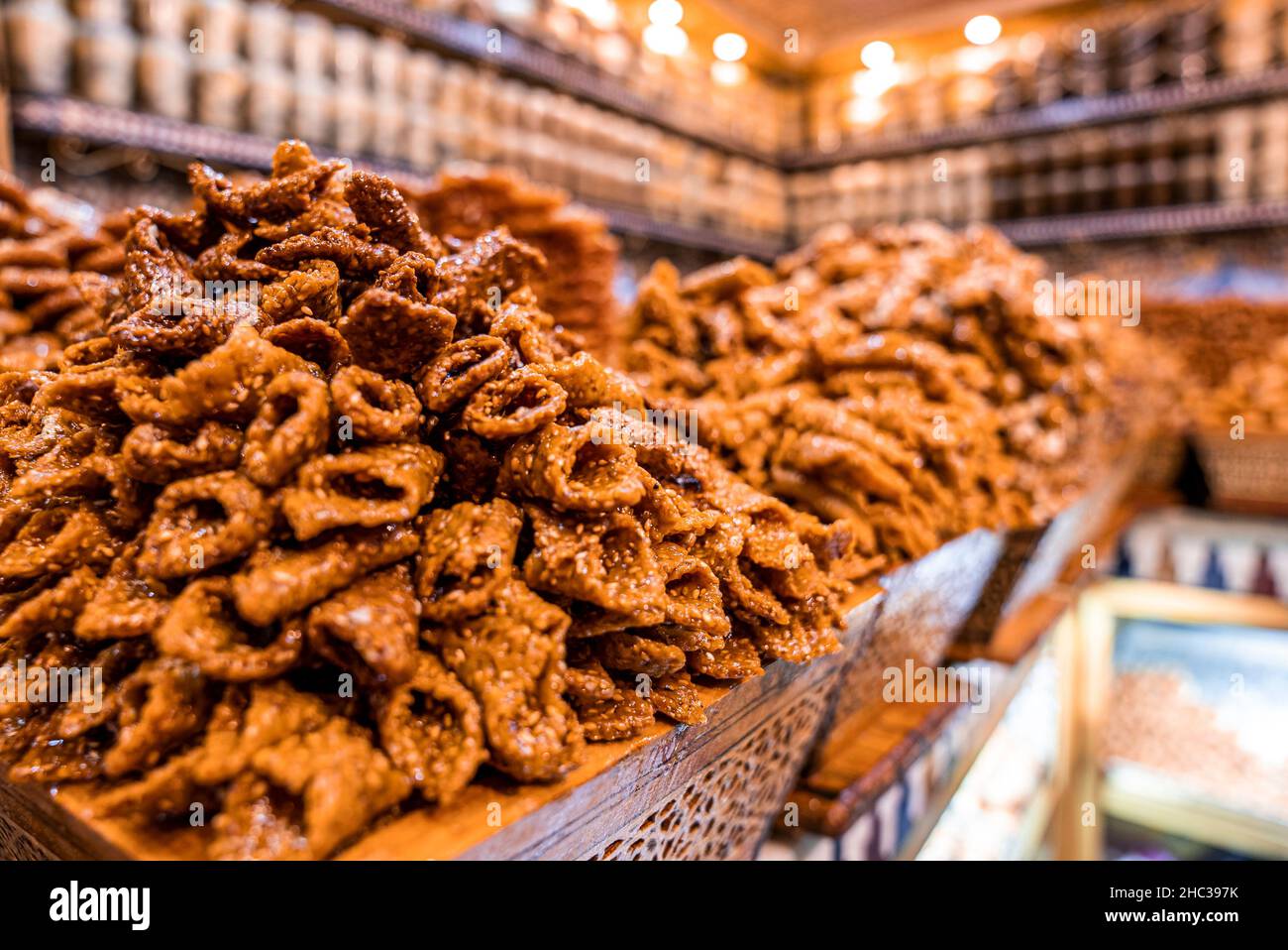 Dolci marocchini tradizionali in vendita presso un bancarella o un mercato di Street food Foto Stock