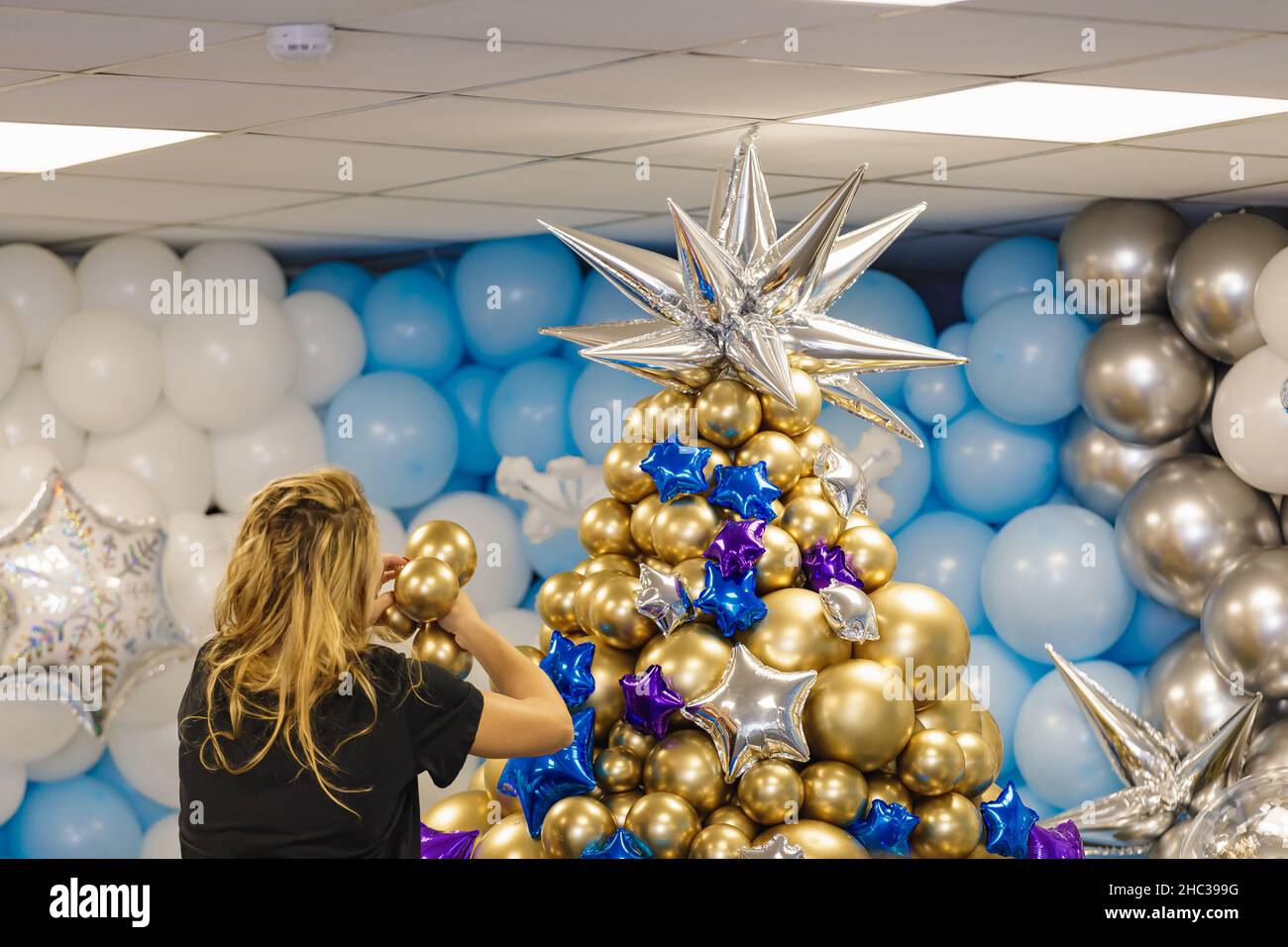 La figura di un albero di Natale fatto di palloncini. Il simbolo del nuovo  2022 Foto stock - Alamy