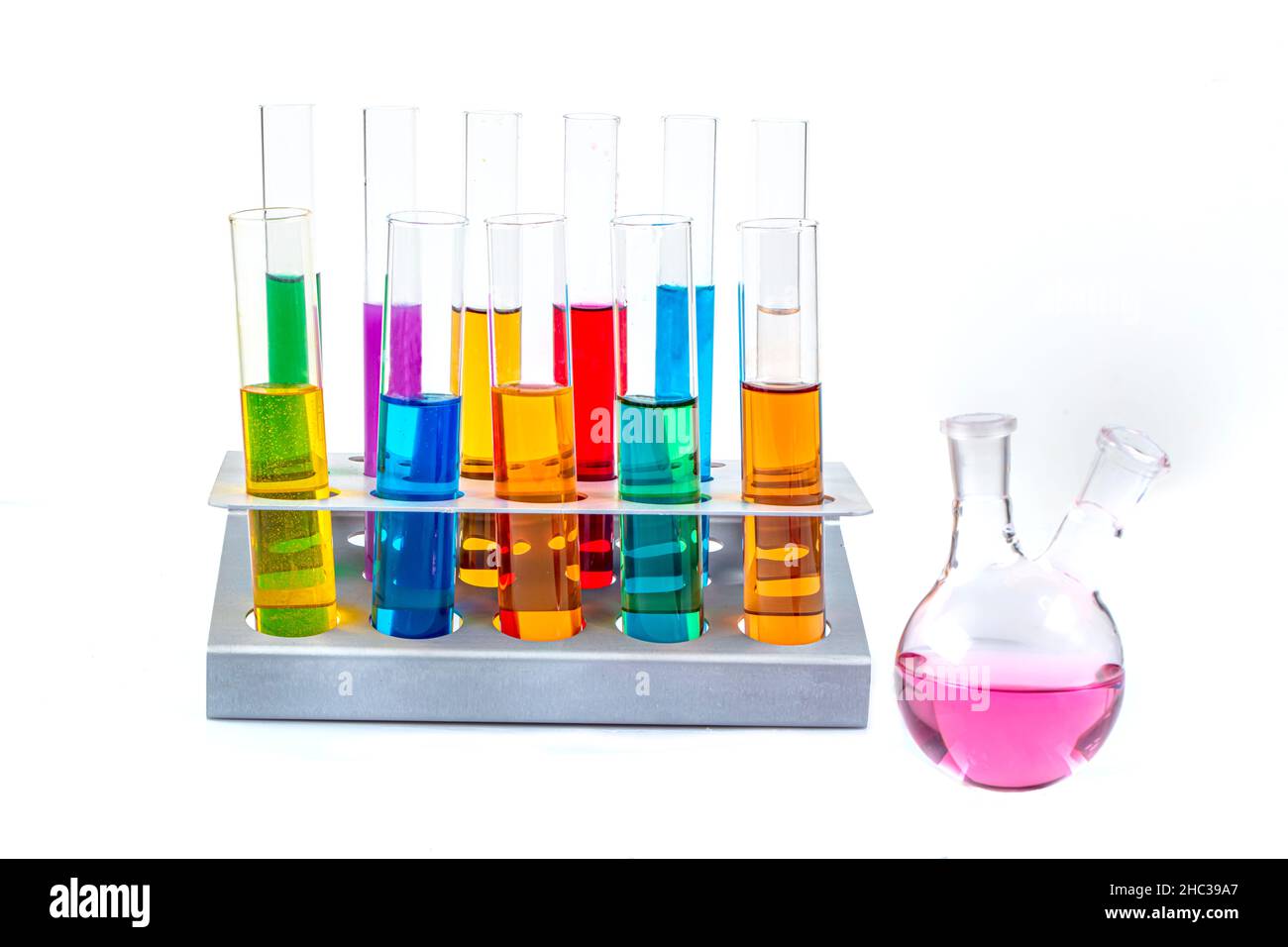 Materiali in vetro da laboratorio come erlenmeyer, provette e cilindri graduati contenenti liquidi colorati. Scienza chimica concetto. Test di laboratorio tu Foto Stock