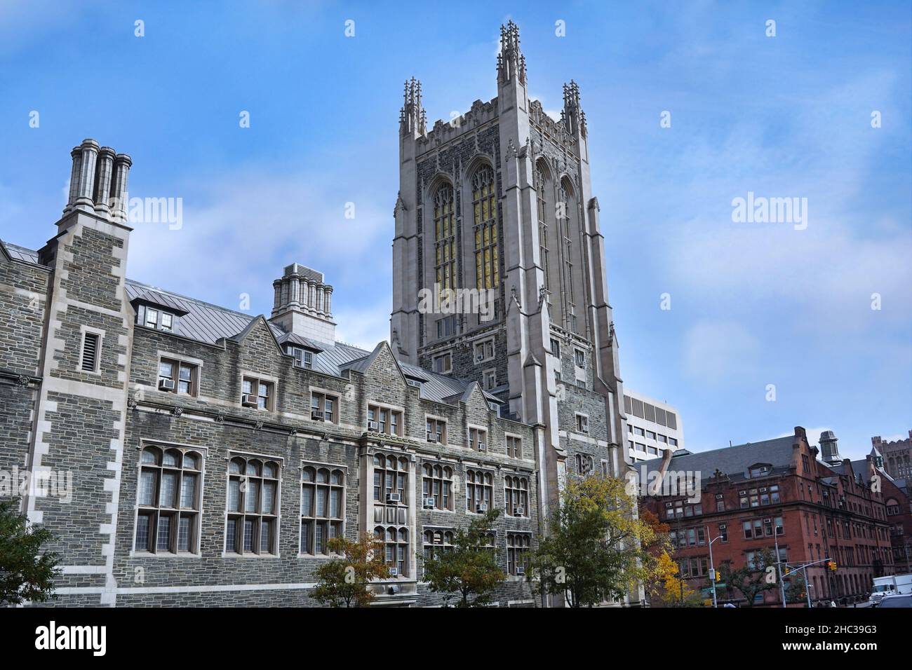 Edifici universitari in stile gotico a nord di Manhattan a Broadway e 120th strade Foto Stock