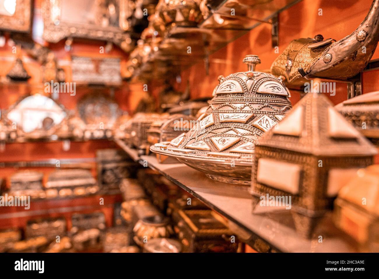 Scaffale con souvenir marocchini creativi in mostra per la vendita al mercato Foto Stock