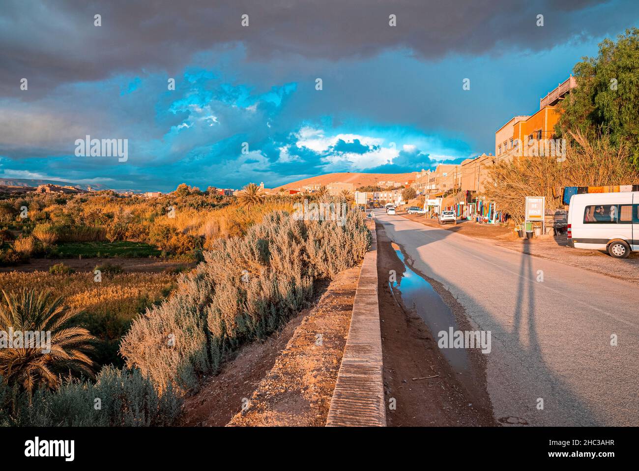 Case residenziali con strada contro il cielo drammatico in sole giorno d'estate Foto Stock
