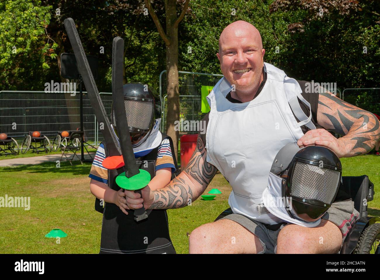 L’ex fencer britannico internazionale per la sedia a rotelle, ambasciatore per la lotta contro il bullismo, la stigma e il crimine di odio, Adrian Derbyshire, insegna un giovane a recinzione Foto Stock