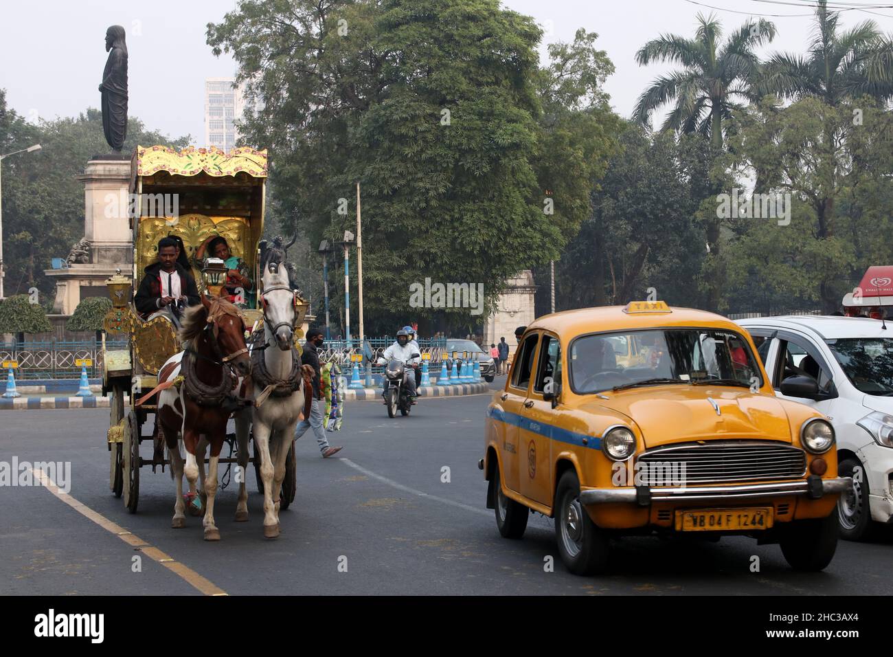 Kolkata, Bengala Occidentale, India. 23rd Dic 2021. Una carrozza trainata da cavalli a Kolkata Street (Credit Image: © Dipa Chakraborty/Pacific Press via ZUMA Press Wire) Credit: ZUMA Press, Inc./Alamy Live News Foto Stock