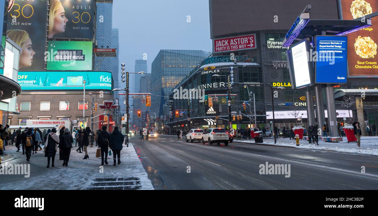 Ontario, Canada - Dicembre 18 2021 : Toronto City Downtown Yonge-Dundas Square in una notte invernale nevosa. Foto Stock