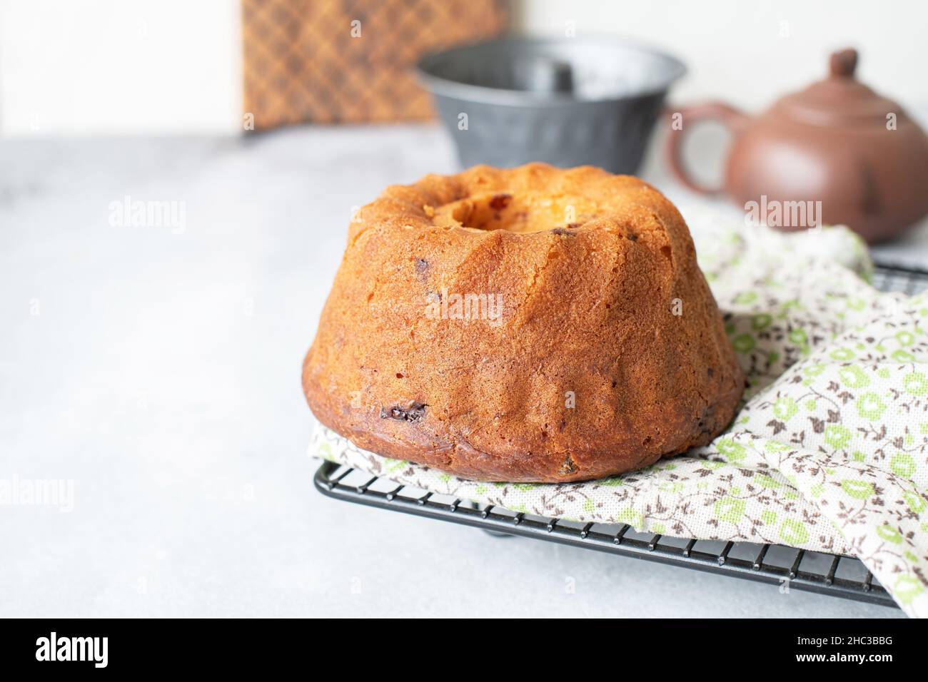 Kugelhopf, gustoso Gugelhupf fatto in casa con pancetta ed erbe. Primo piano. Foto Stock