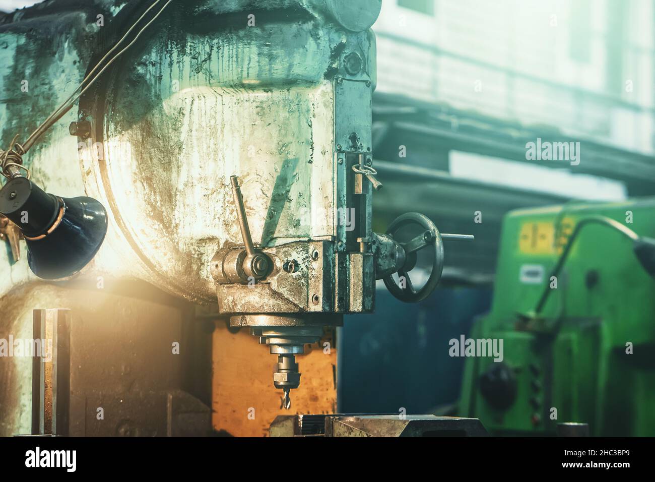 Grande perforatrice retrò in primo piano in officina. Foto Stock
