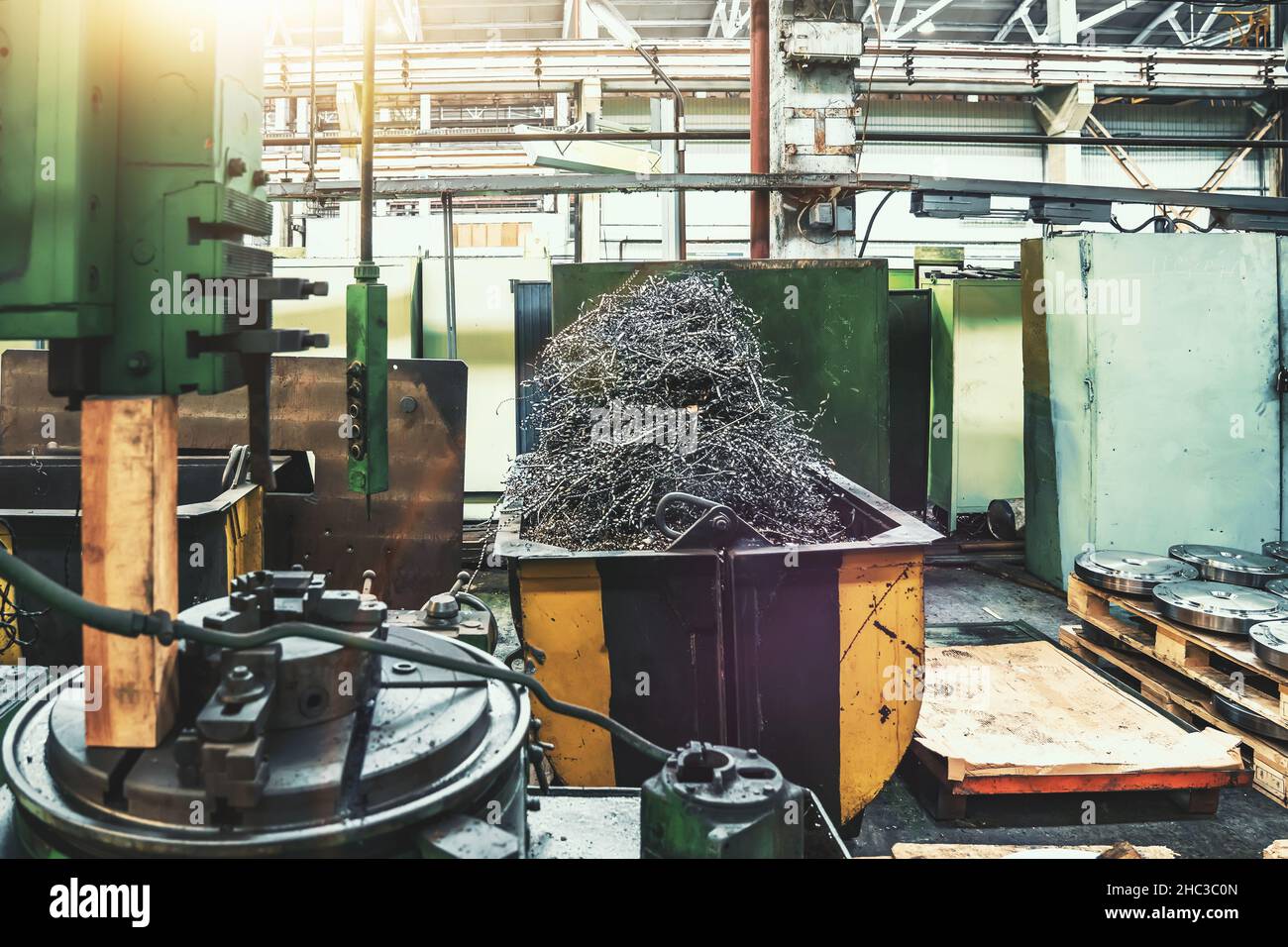 Rottami di metallo rifiuti di metallo in contenitore di acciaio in fabbrica metallurgica. Foto Stock