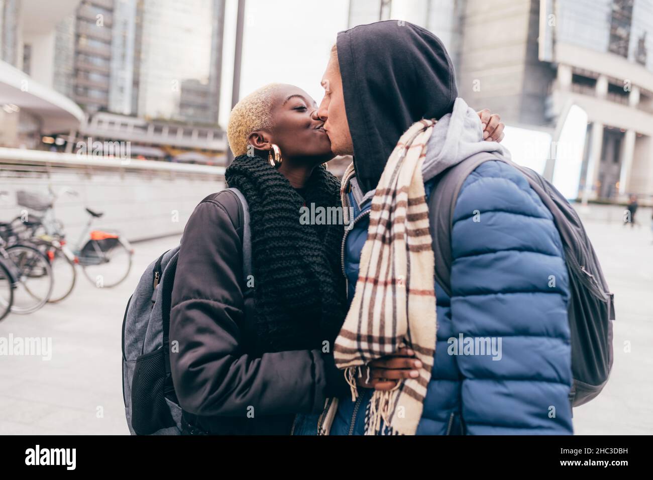 Italia, coppia kissingin città Foto Stock