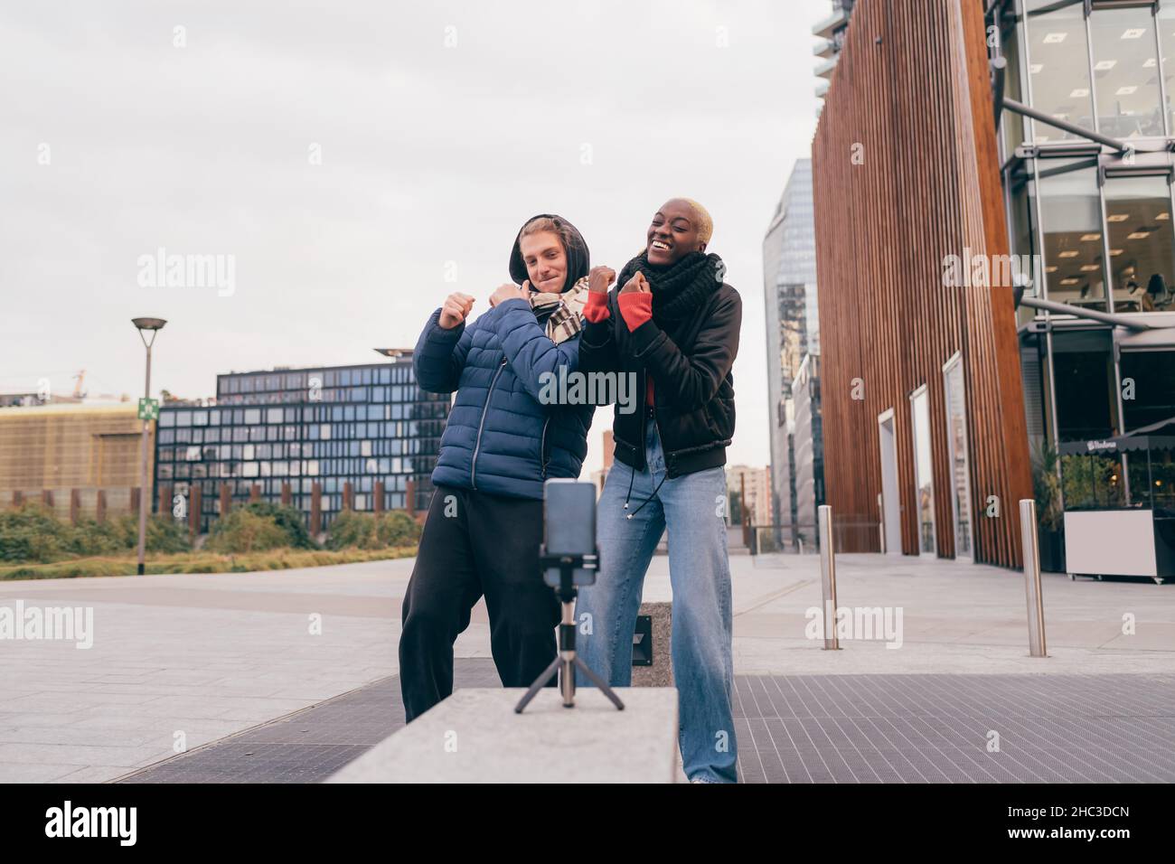Italia, coppia sorridente che prende selfie in città Foto Stock