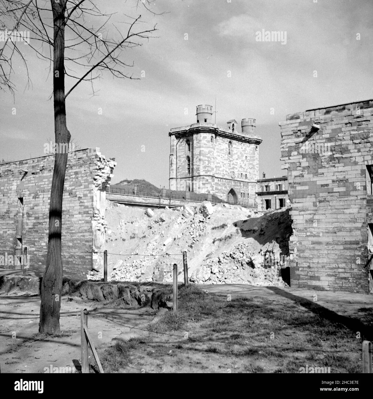 Parigi Château de Vincennes, raffigurante danni al muro durante l'occupazione tedesca. Una fotografia dell'inizio del 1945, scattata fuori dalla parete ovest della fortezza, mostra le conseguenze di un'esplosione causata dall'occupazione delle forze tedesche quando hanno fatto esplodere le loro munizioni prima dell'arrivo delle forze di liberazione alleate nell'agosto del 1944. Il fotografo Clarence Inman sarebbe in piedi con il mastio o Donjon a questo diritto. Questa vista guarda verso nord-ovest verso il lato interno del Tour du Village. Foto Stock