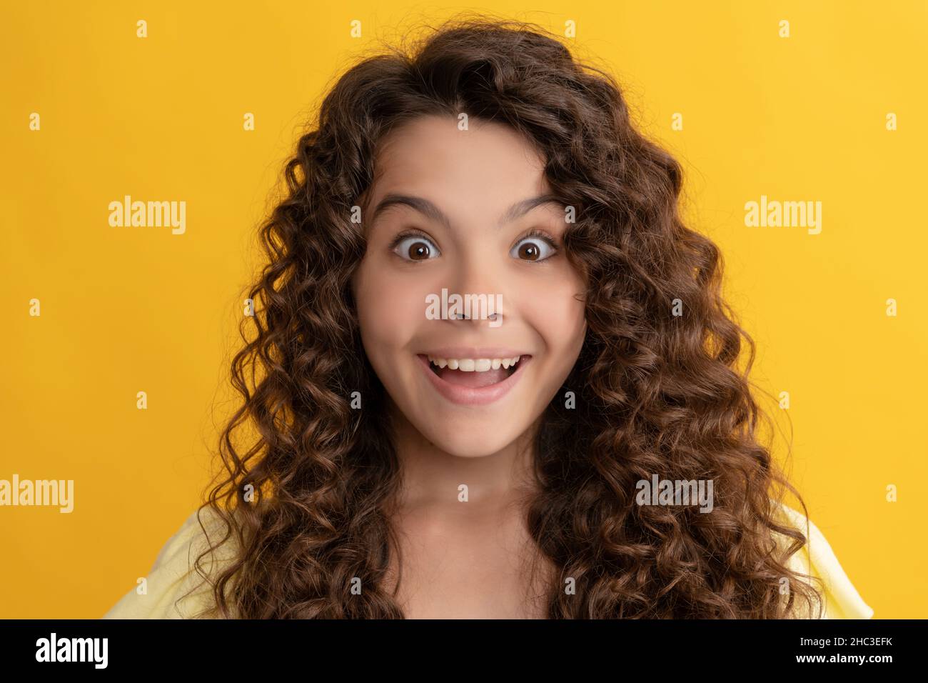 stupito pettinatura di bellezza teen. modello di moda femminile. capelli crespi ricci. ragazza ha capelli ondulati. Foto Stock