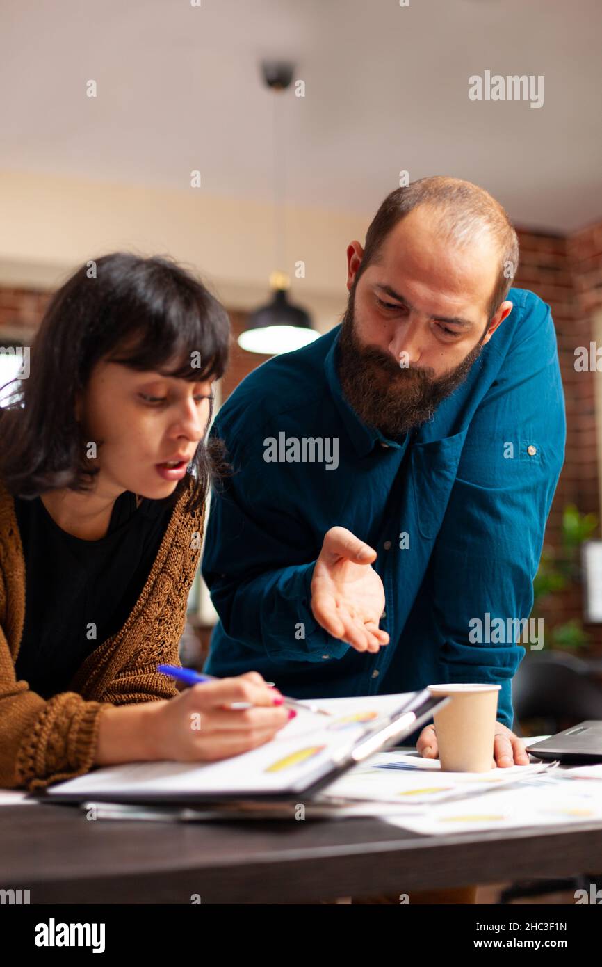 Businessman spiegare la strategia aziendale per l'imprenditore che lavora al progetto di marketing brainstorming idee di business. Colleghi che analizzano la riunione di pianificazione dei documenti di gestione nell'ufficio di startup Foto Stock