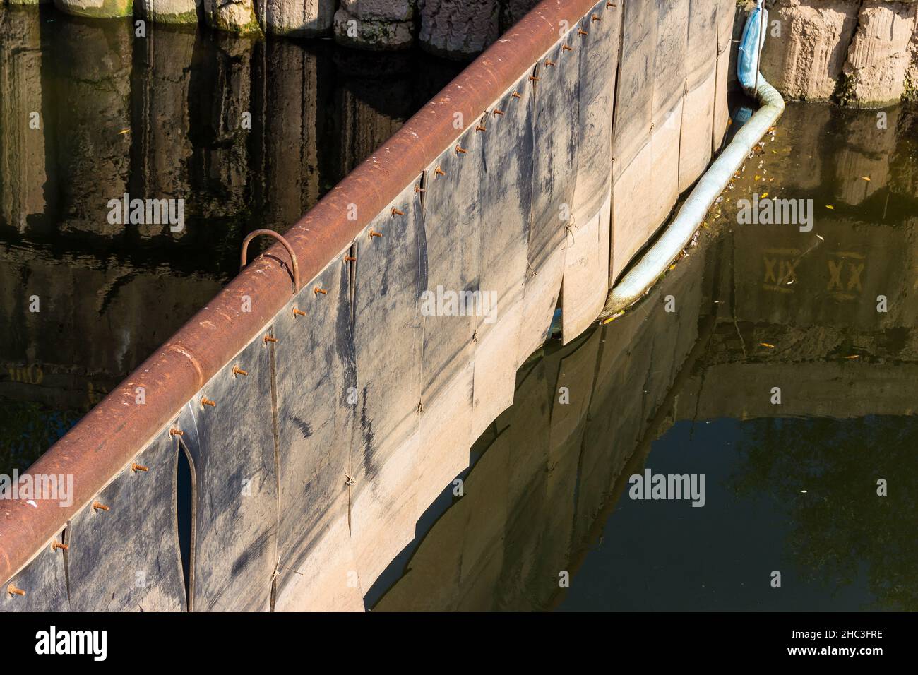 Struttura in cemento armato della presa d'acqua sul fiume Protva, Russia Foto Stock