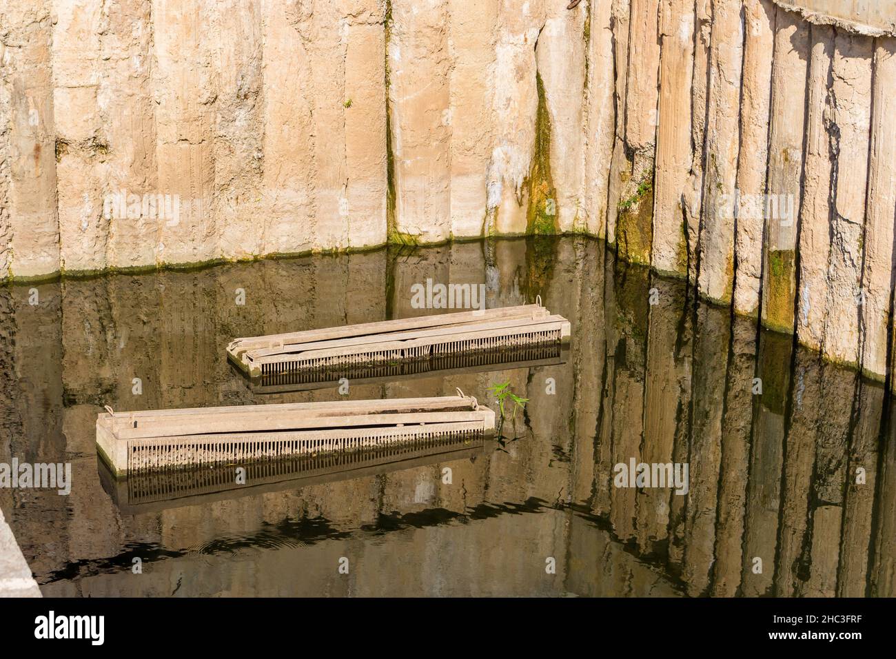 Struttura in cemento armato della presa d'acqua sul fiume Protva, Russia Foto Stock